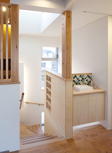 トップライトと縦長窓、間接照明のある明るい階段