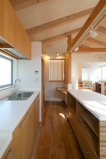 インテリアに合わせたオーダーメイドのアイランドキッチン