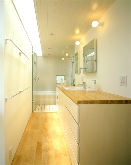 トップライトを採用した洗面室と浴室