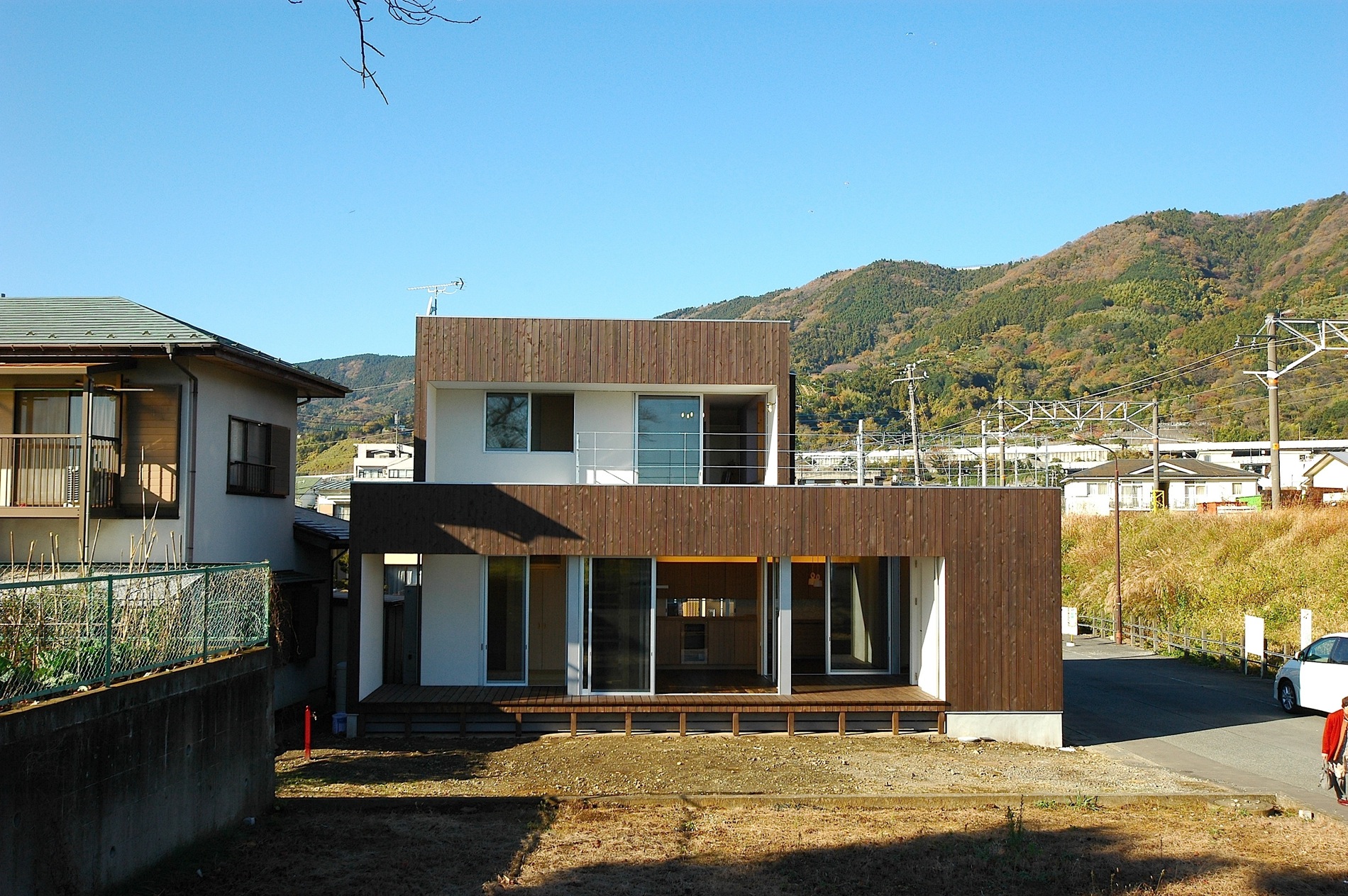 自然の素材を使ってつくる、モダンな家