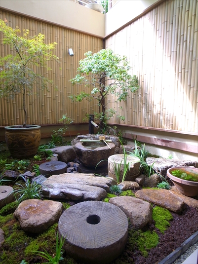 ドライエリアの茶庭