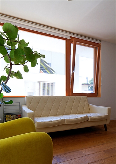 リビングの印象を変える木製サッシ