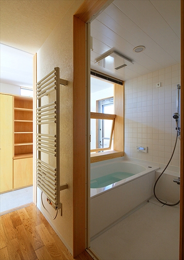 大きな木製窓のある浴室