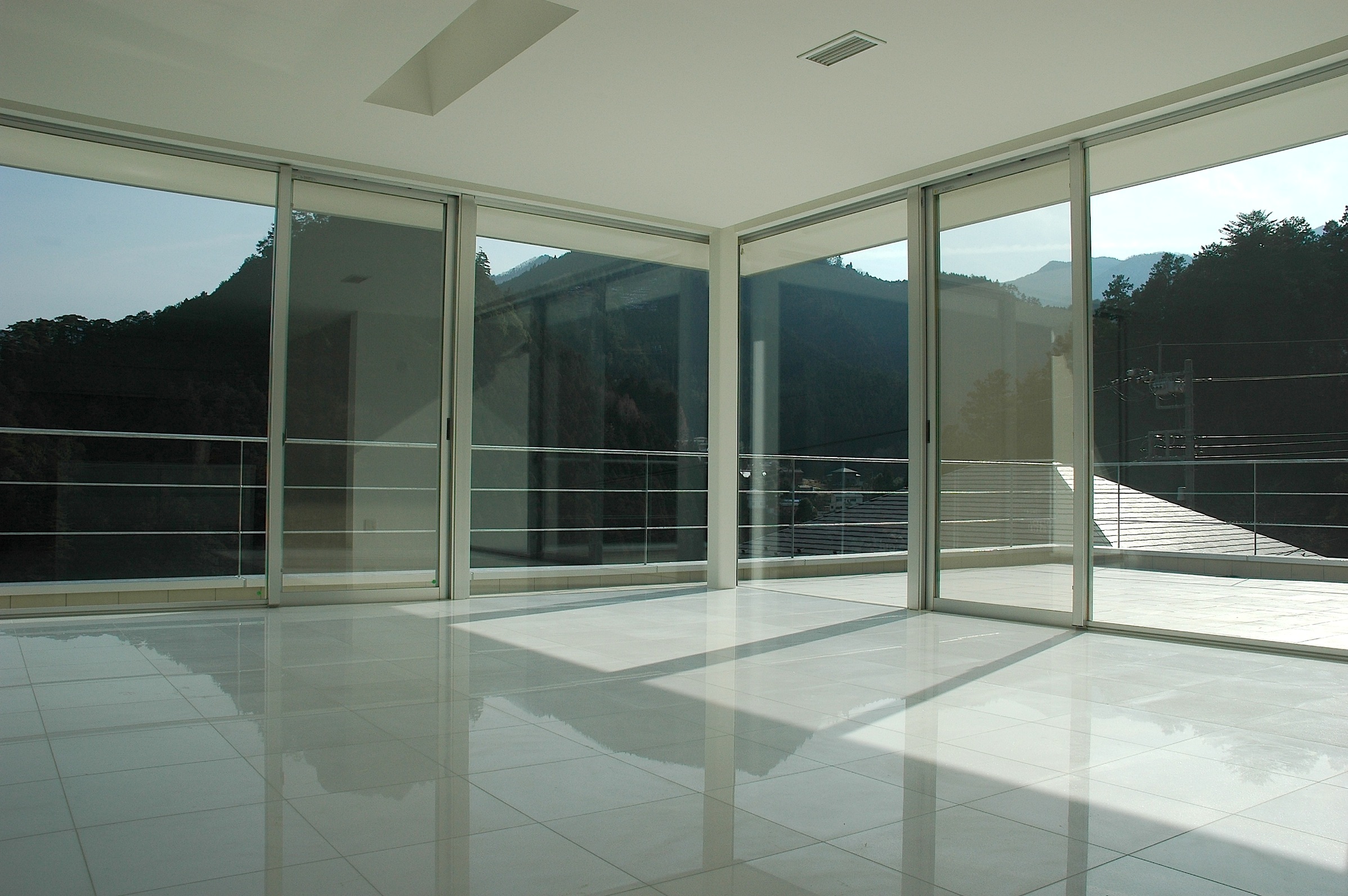 素晴らしい眺望を、室内に採り込んだ、真っ白な空間