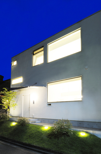 北側の建物外観と玄関ポーチ