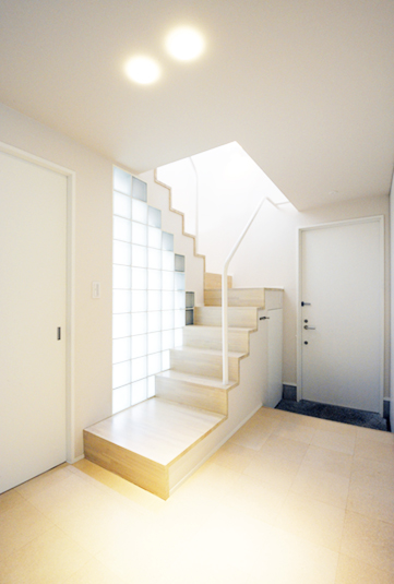 玄関ホールと２階への階段