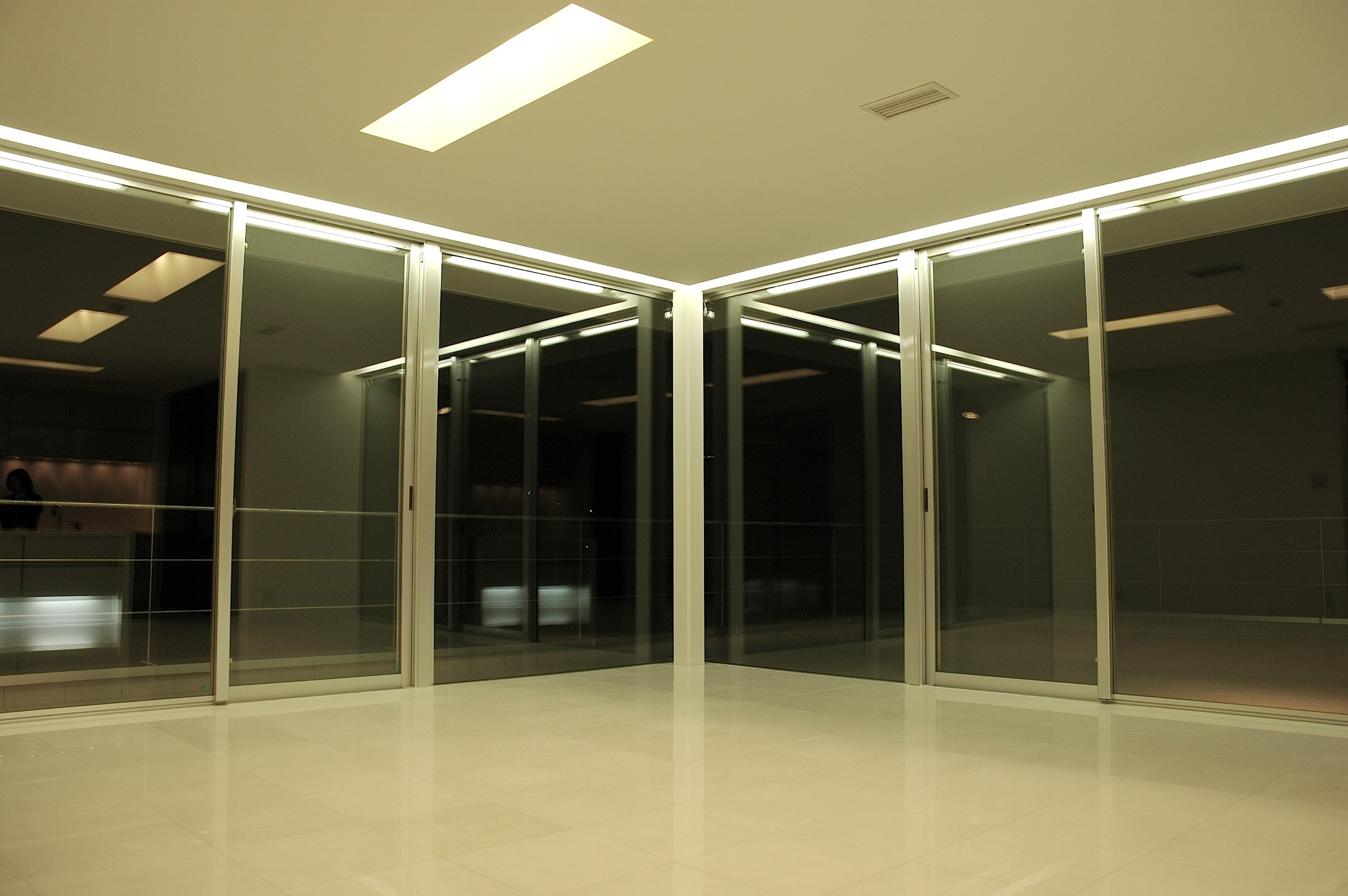 昼間は隠れていて、夜になると、天井面に浮かび上がる照明