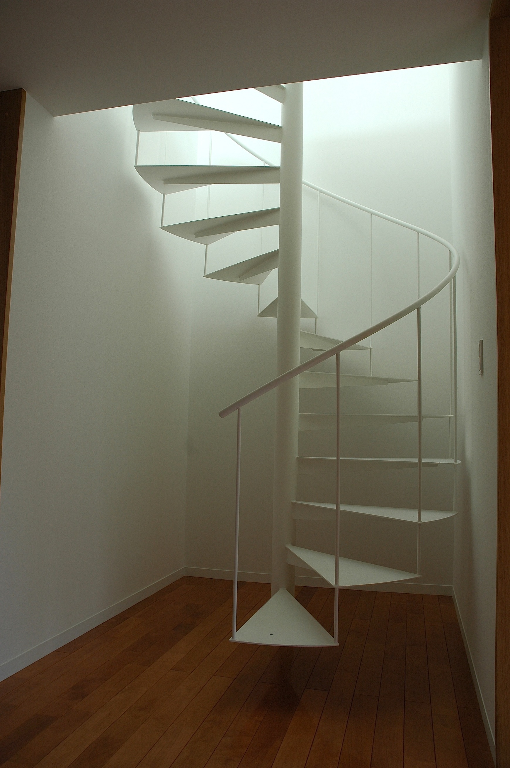 トップライトからの光を透す螺旋階段