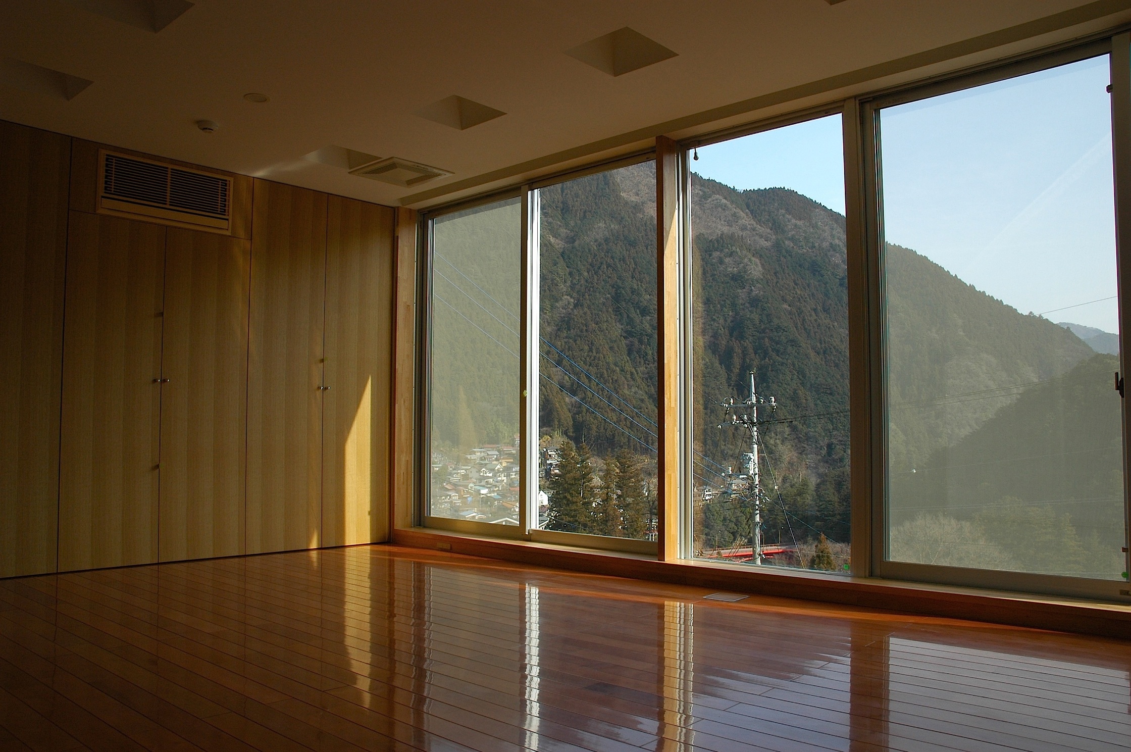 外観とは異なる印象を持つインテリア