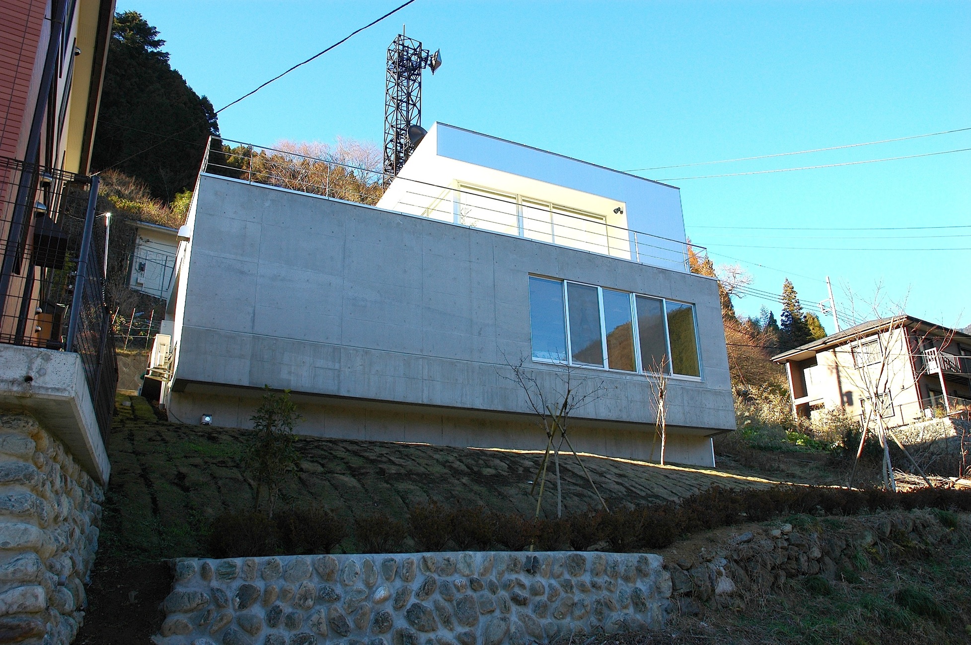 斜面に建つことで、素晴らしい景色と、プライバシーを手に入れた家