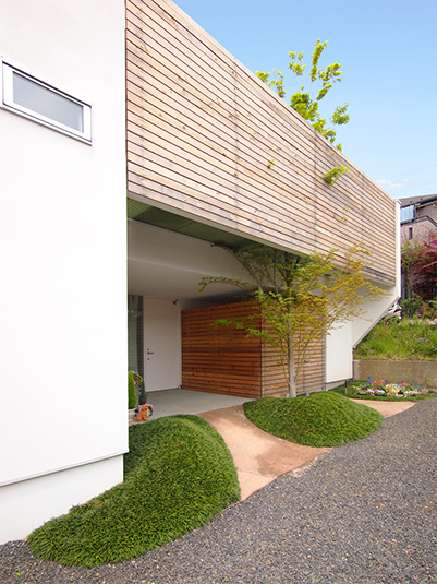 アプローチから見た外観