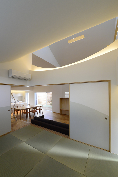 タタミの間から見たリビング・ダイニングとバルコニー