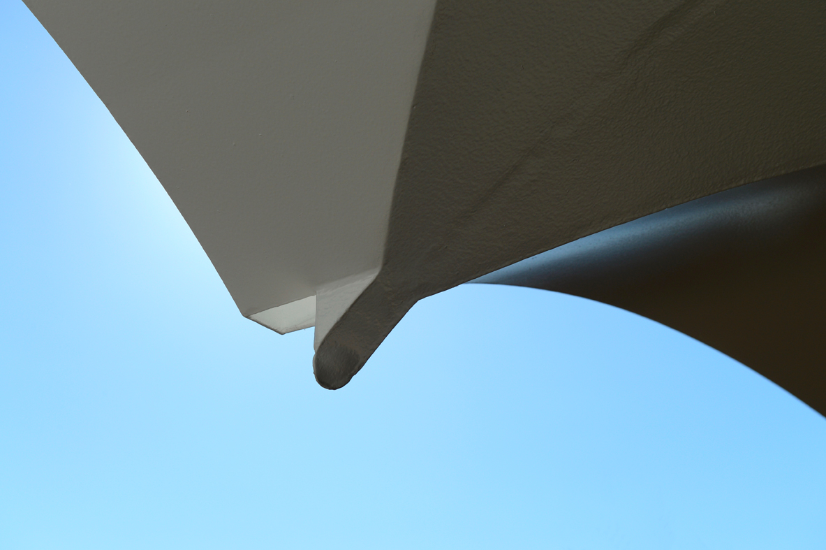 バルコニーの鉄板ヒサシとガーゴイル