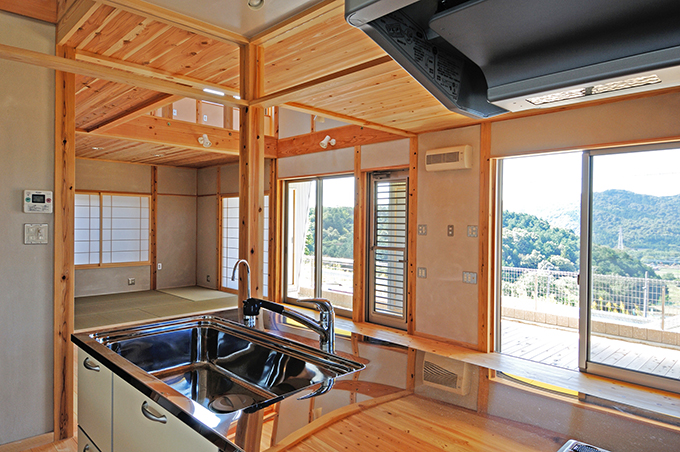 キッチンからリビングを見る