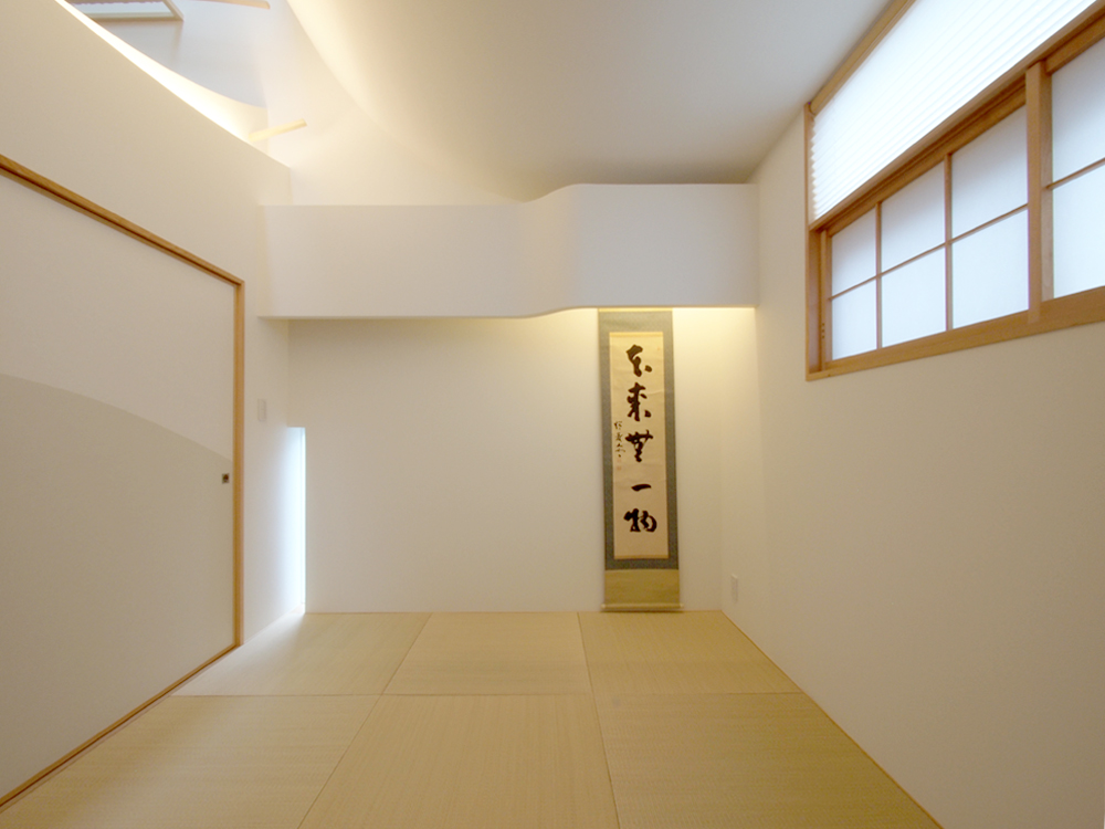 緩やかな曲線に包まれたタタミの間