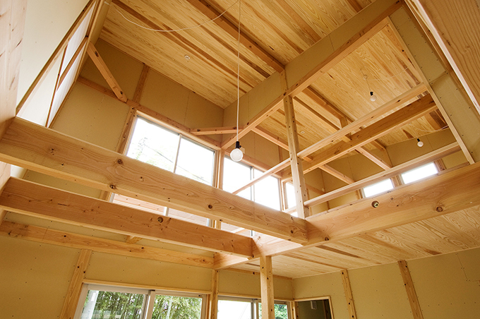 居間から吹き抜けを見上げる。