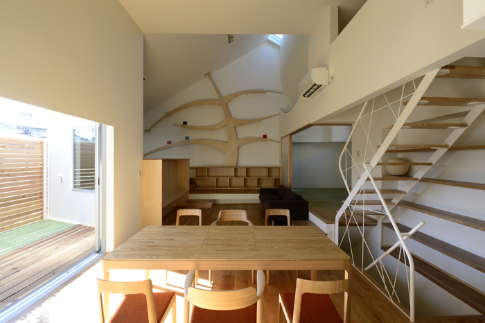 キッチンカウンターから見たダイニングとリビング