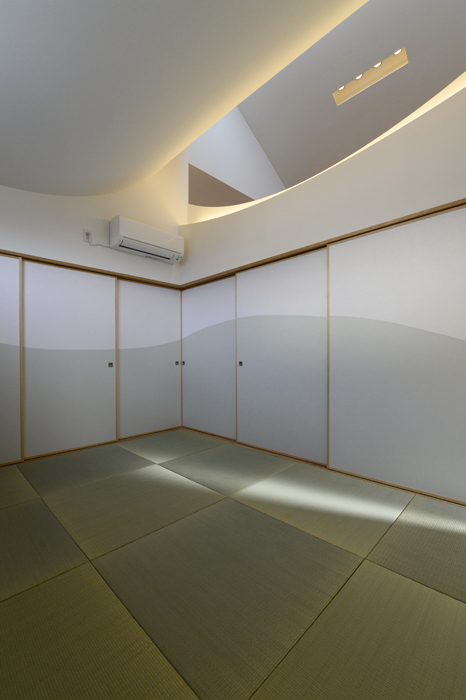 部屋として仕切られたタタミの間