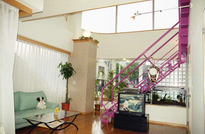 食堂から居間方向。吹抜と呼応し外部に大きく広がる