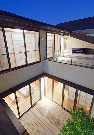 中庭を見下ろす。