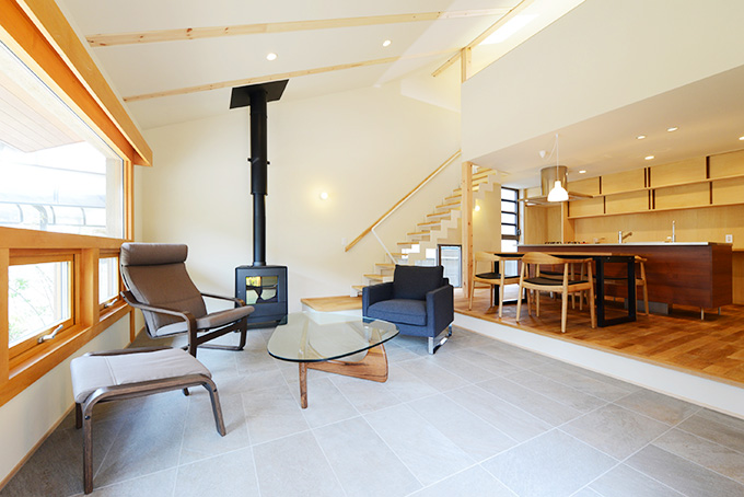 薪ストーブで暖を取る