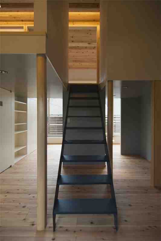 天空につながる鉄骨階段