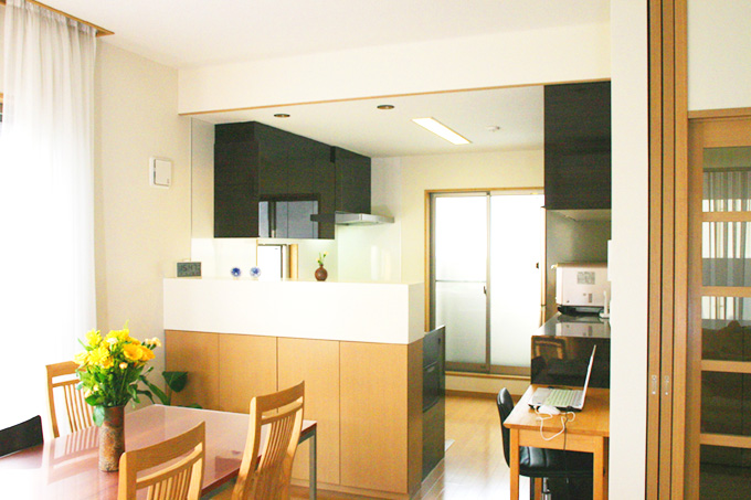 食堂から厨房方向