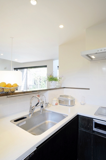 キッチンから見たダイニングと中庭