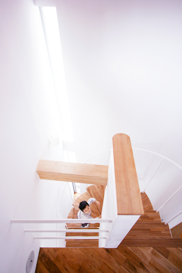 スリット窓より螺旋階段に光が差し込む。