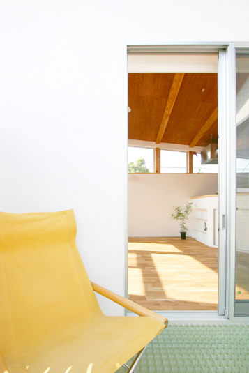 テラスよりリビングを眺める。