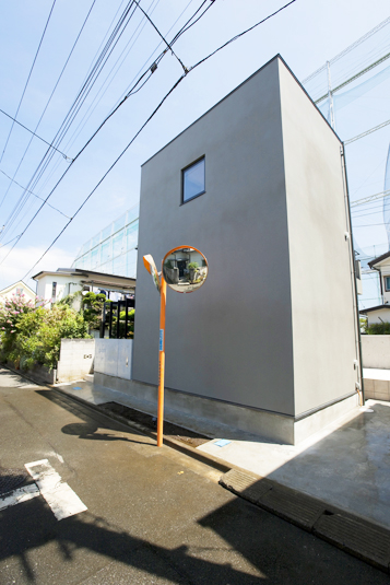 外観／グレーの箱