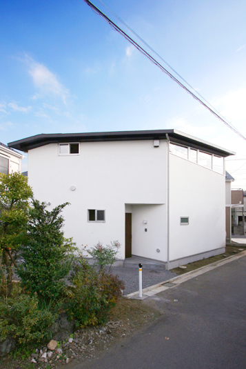 変形地に合わせた外観。