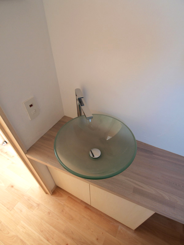 トイレ内に設けられたスリガラスの洗面ボウル