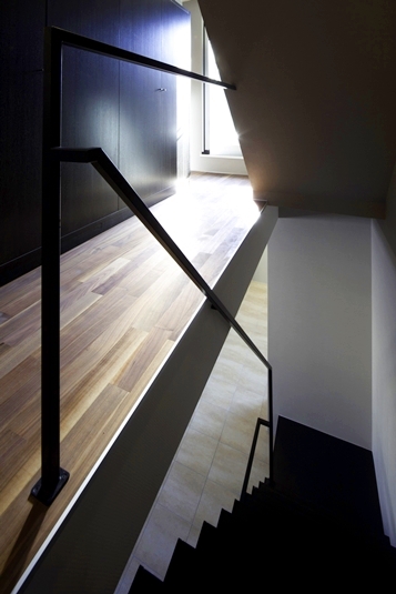 内観４／階段〜廊下