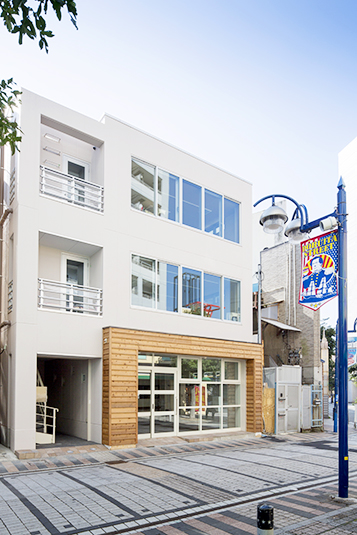 やわらかな白い壁にナチュラルな木目がアクセントとなったモダンな外観