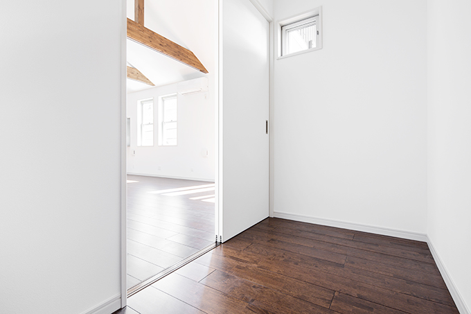 小窓のある収納スペース