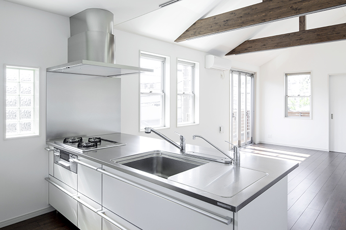 使いやすくフラットなステンレスのアイランドキッチン