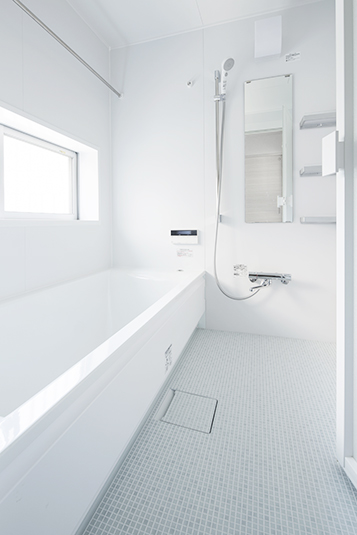 白で統一した明るく爽やかなバスルーム