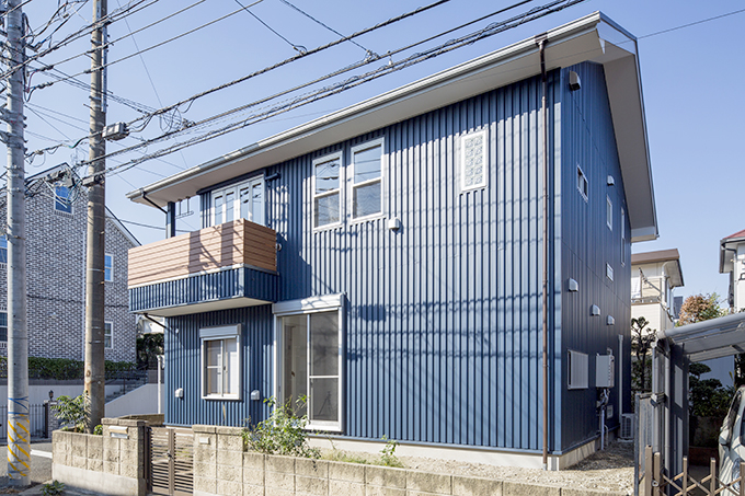 縦のラインがスマートな印象を与えるモダンな外観