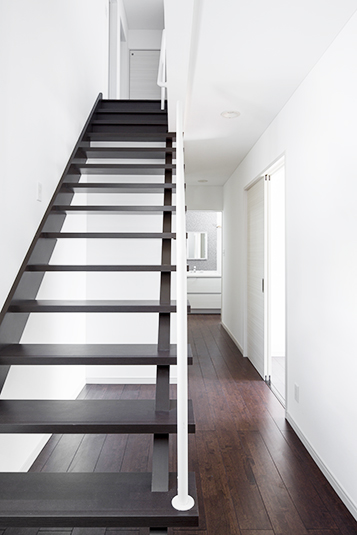 すっきりと落ち着いたダークブラウンの階段