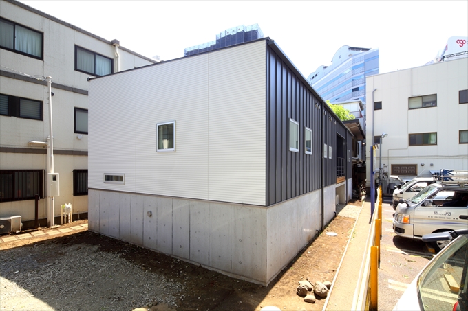 高床の平屋