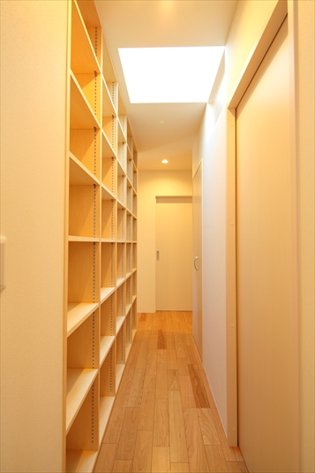 壁面収納のある廊下 Fevecasa フェブカーサ