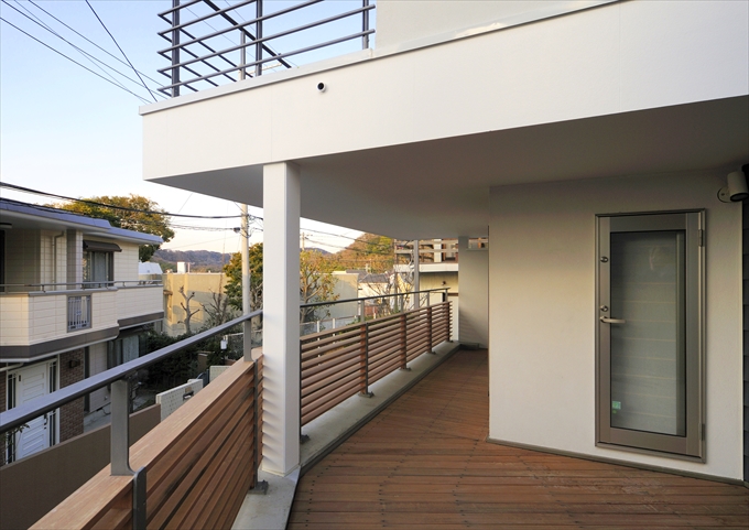 大型旅客船のような開放的なウッドデッキ