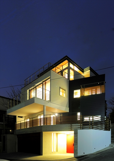 積み重なったキャンドルのような外観