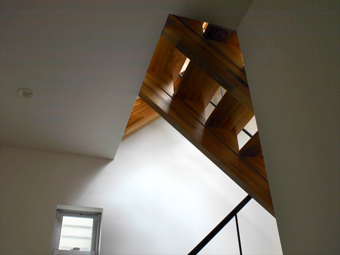 階段踏み板がシックな雰囲気になる上からの光