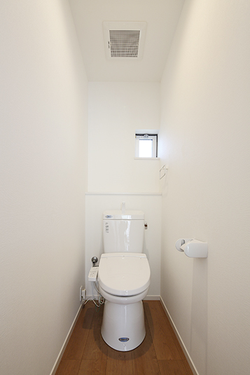 小さな窓のある爽やかなトイレ