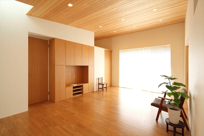 窓からの光が温かいリビング