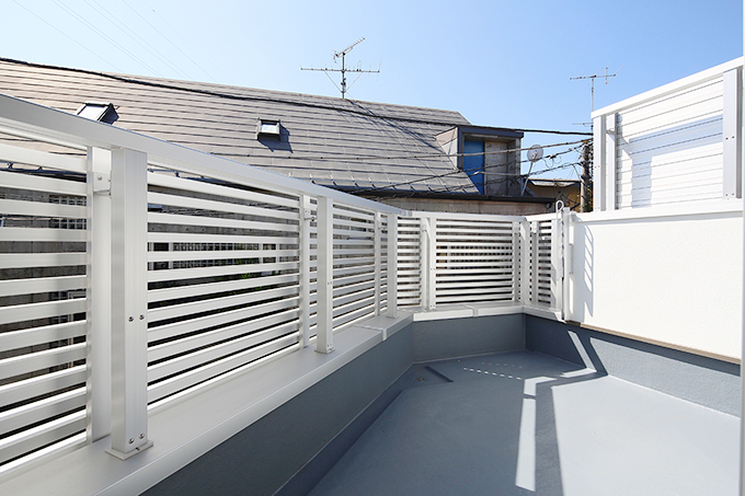 形を活かした広いベランダ