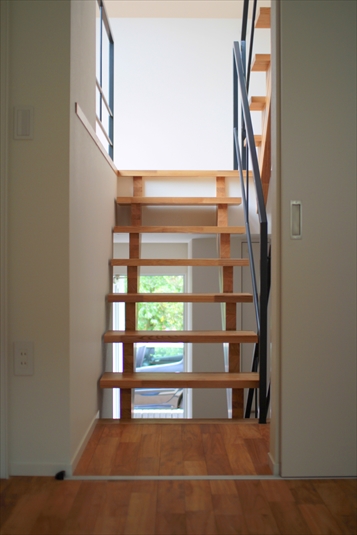 引き戸を開けて現れる階段