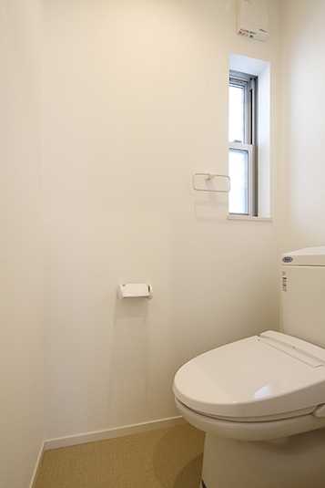 明るい光が映える白で統一したトイレ